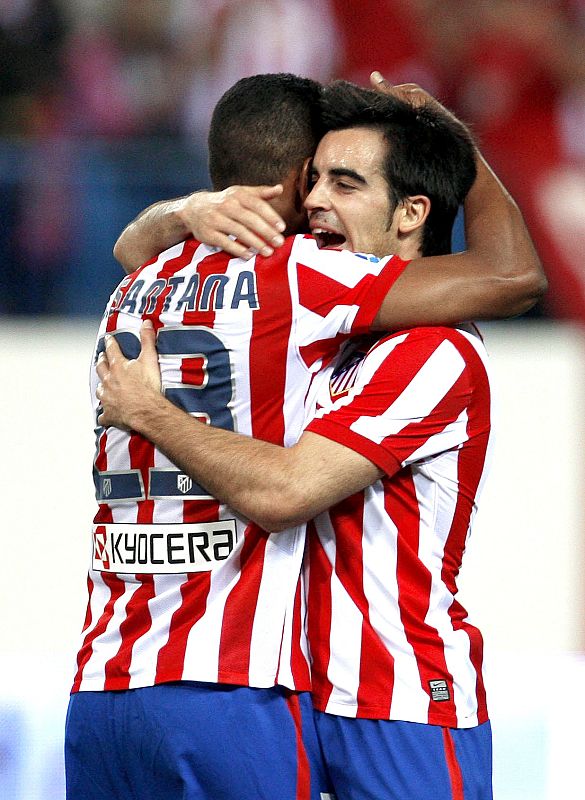 El rojiblanco Cléber Santana celebra con Jurado el gol del empate.
