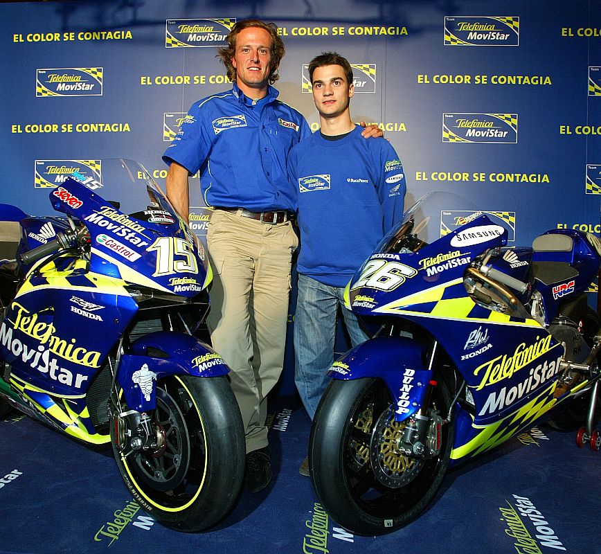 Sete Gibernau y Dani Pedrosa posan durante la presentación de su equipo a comienzos de la temporada 2004 (24/03/2004).