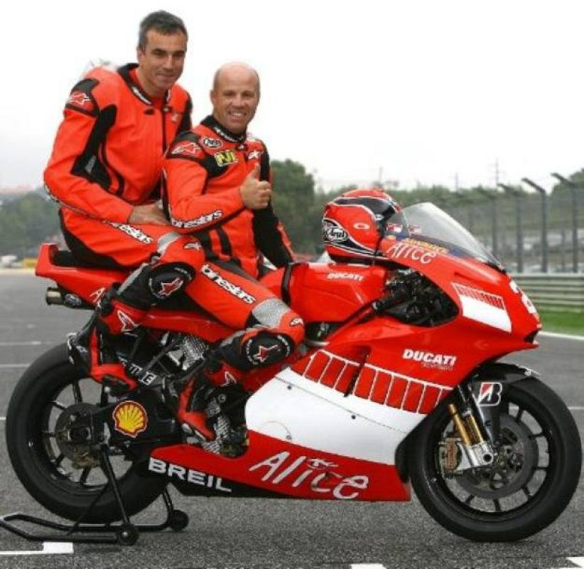 Daniel Day-Lewis es otro seguidor acérrimo del mundial de motociclismo. En la fotografía, el actor anglo-irlandés aparece junto a uno de sus ídolos, el ex piloto Randy Mamola.