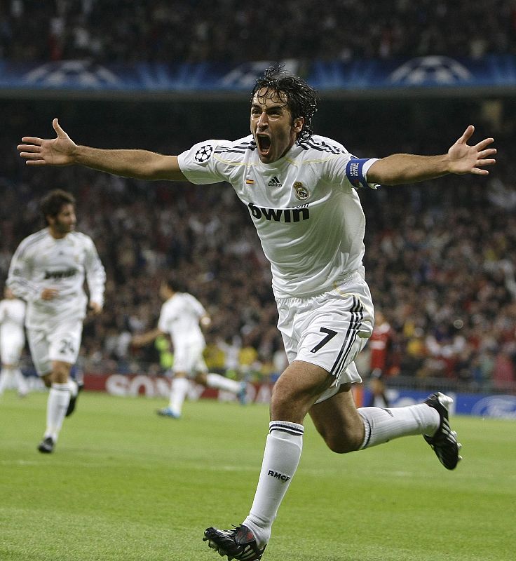 El capitán madridista celebra su gol al Milan.