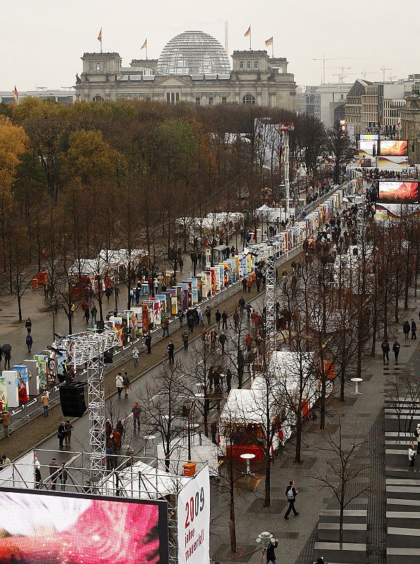 Uno de los actos más esperados de la celebración de este 20º aniversario es el derribo de este dominó gigante de 1,5 kilómetros de longitud.