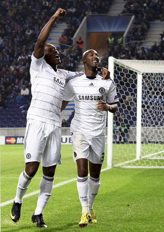 Nicolas Anelka (d) del Chelsea celebra con su compañero de equipo Didier Drogba