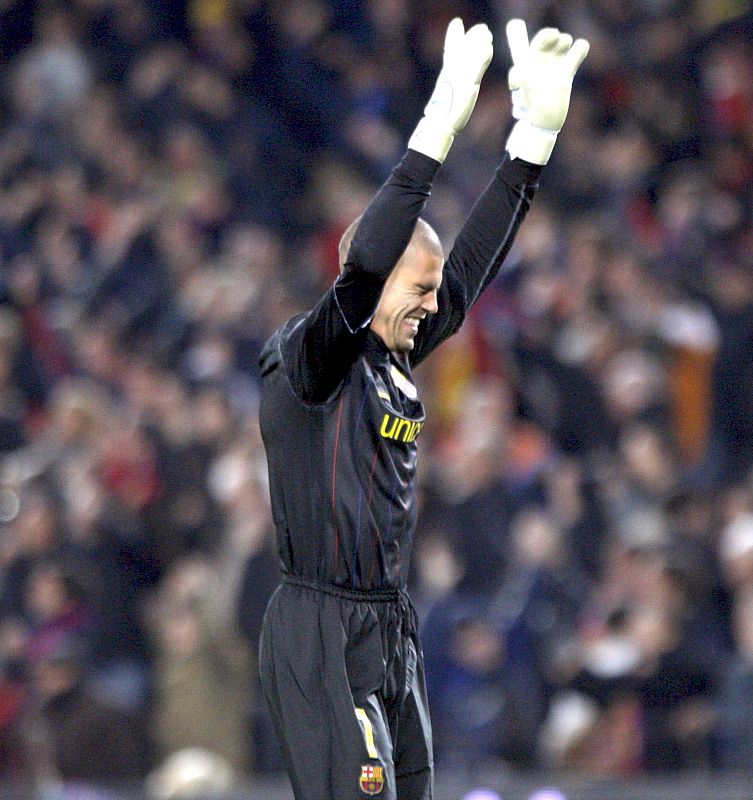 Víctor Valdés celebra el triunfo ante el Real Madrid