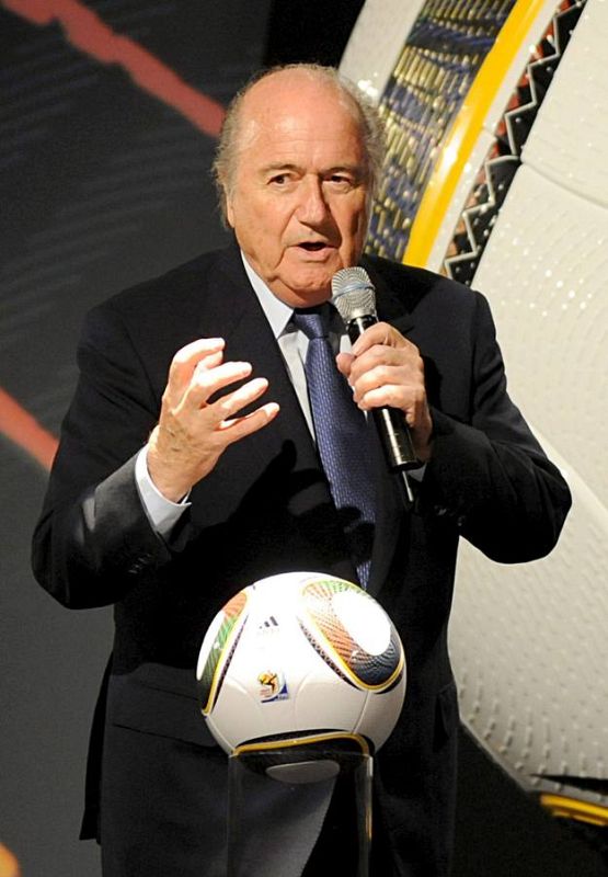 El presidente de la FIFA, Joseph Blatter, toma la palabra durante la presentación de "Jabulani", el balón oficial del Mundial.