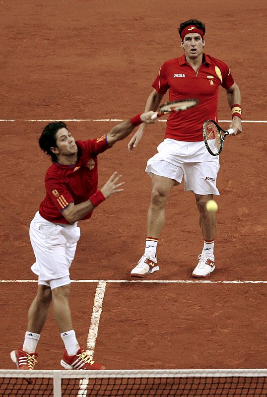 El tenista español Fernando Verdasco golpea a la pelota, en presencia de su compañero Feliciano López.