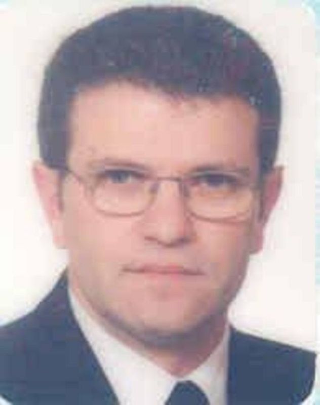 Eduardo Puelles fue la primera víctima del año de la banda terrorista ETA. Fue asesinado con una bomba en los bajos de su coche y su mujer fue una de las primeras en bajar a la calle para ver qué había sucedido. Era un inspector de la lucha antiterr
