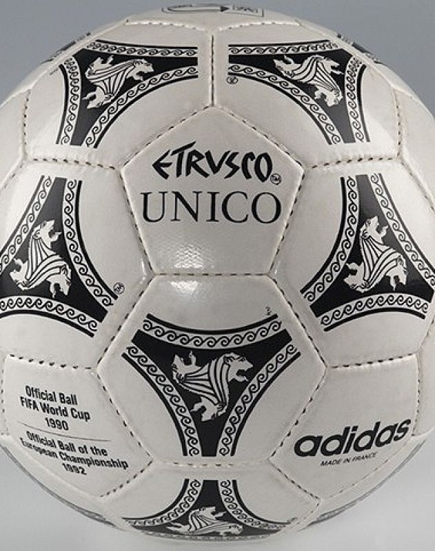 El Etrusco de 1990, utilizado en el Mundial de Italia, era más veloz por su capa interna de espuma negra de poliuretano.