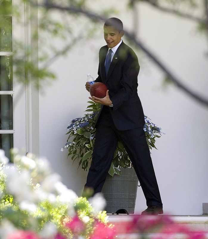 Ni el presidente Obama se va a perder el partido de la Super Bowl por televisión.