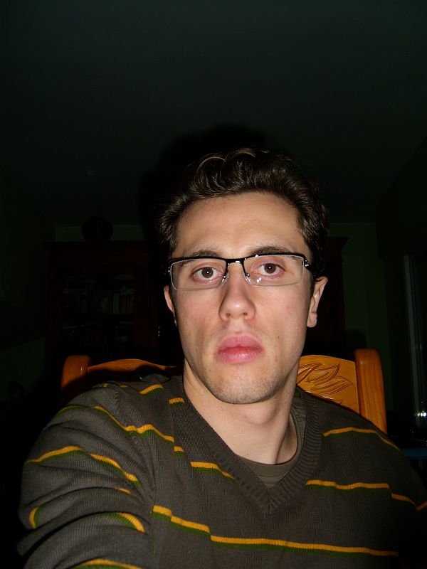 Soy un chico que no le gusta mucho hablar, ya que soy algo tímido, cariñoso , pacífico y deportista.