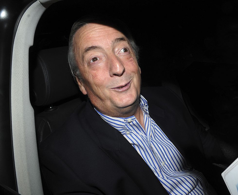 El ex presidente argentino, Néstor Kirchner, tras abandonar el hospital donde se sometió en febrero a un cirugía vascular en Buenos Aires