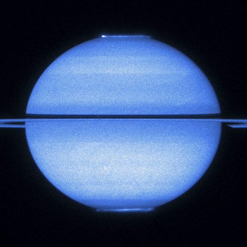 EL TELESCOPIO ESPACIAL HUBBLE FOTOGRAFÍA LUCES POLARES EN SATURNO