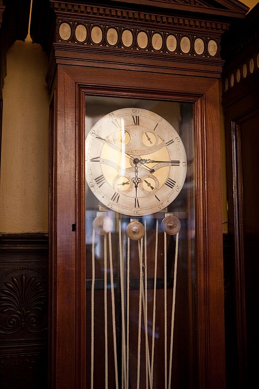 El reloj de caoba lo construyó en 1777 el maestro Salvador López. "Hace mucho ruido y lo hemos parado", comenta sonriendo.