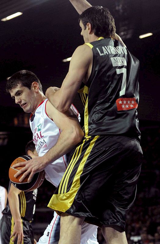 El pívot lituano del Real Madrid, Darjus Lavrinovic, intenta evitar el avance del pívot croata del Caja Laboral Baskonia, Stanko Barac.