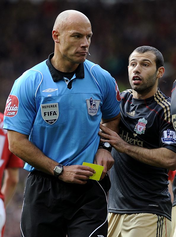 Mascherano protesta ante el árbitro Howard Webb la jugada que supuso el penalti del empate del United.