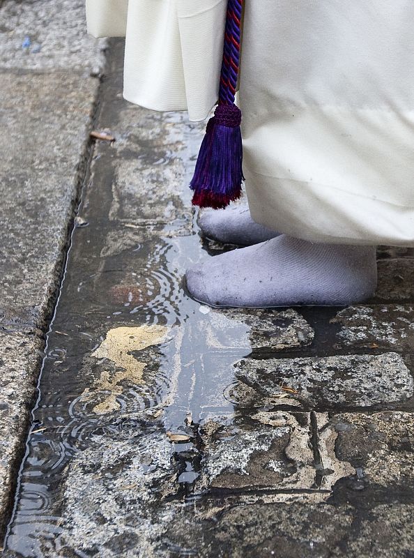 LA HERMANDAD DE JESUS CAUTIVO SE REFUGIA EN EL SALVADOR A CAUSA DE LA LLUVIA EN SEVILLA