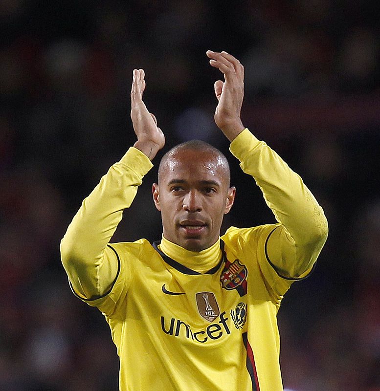 Thierry Henry aplaude al que fue su público durante ocho años en Londres.