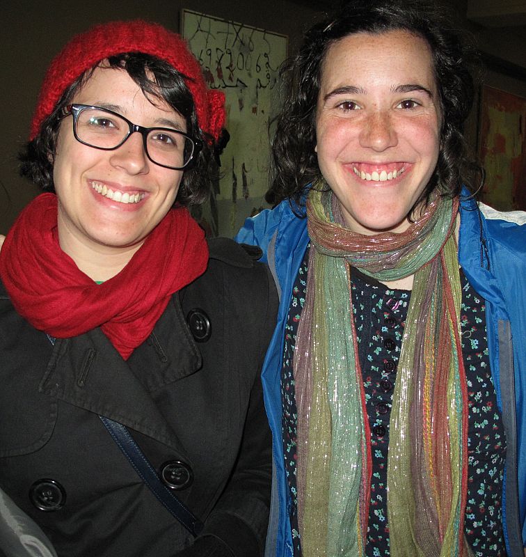 Clara, de 26 años y Cristina, de 24, son dos estudiantes que ven injusto el trato al juez Garzón y han acudido al acto para esta mejor informadas.