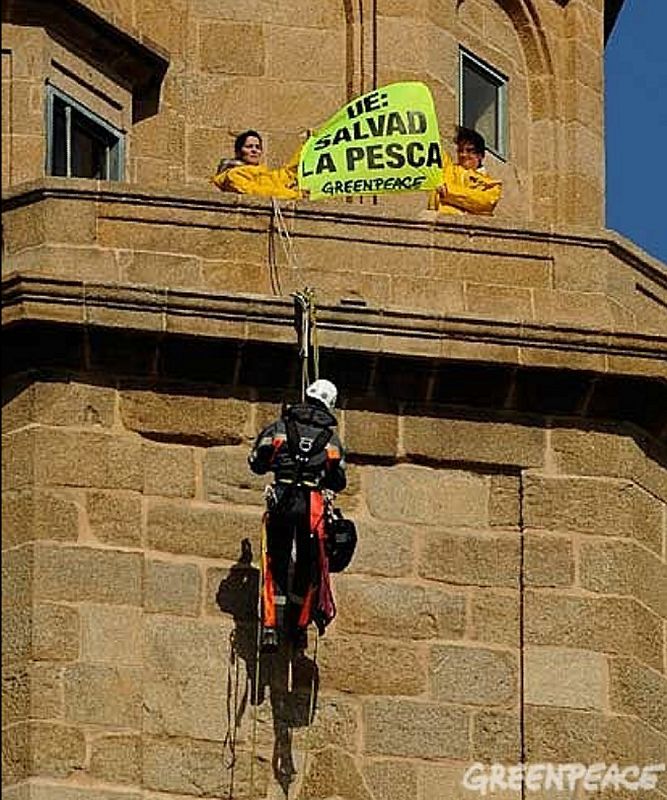 Miembros de Greenpeace se descuelgan de la Torre de Hércules para denunciar la política de pesca de la UE