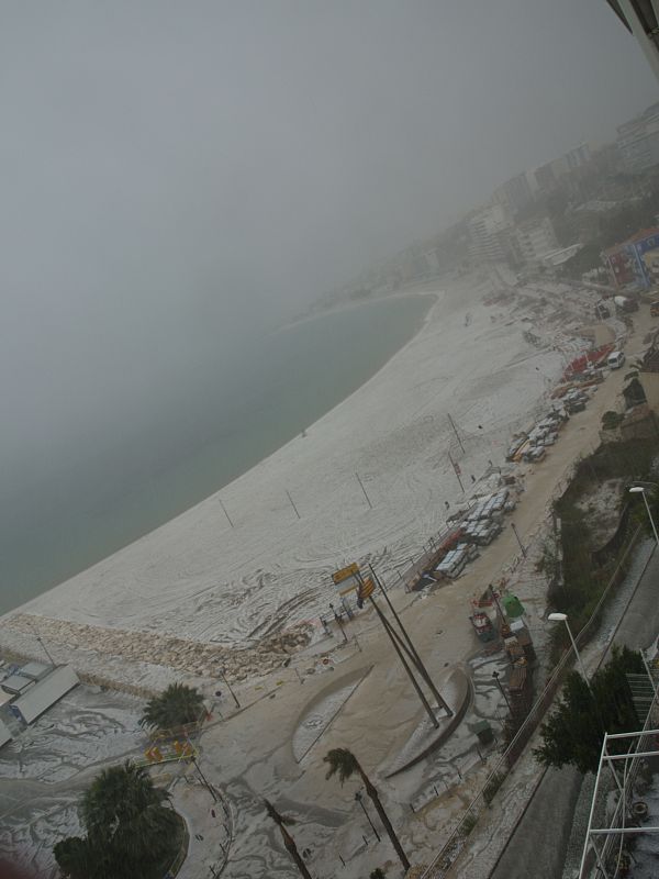 Una granizada en la playa de Villajoyosa (Alicante) deja esta estampa casi navideña en pleno mes de mayo.