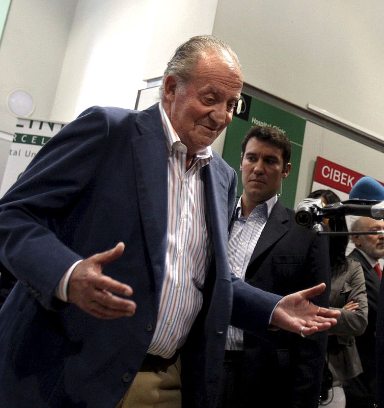 EL REY ALABA LA SANIDAD PÚBLICA EN ESPAÑA AL ABANDONAR EL HOSPITAL CLÍNIC