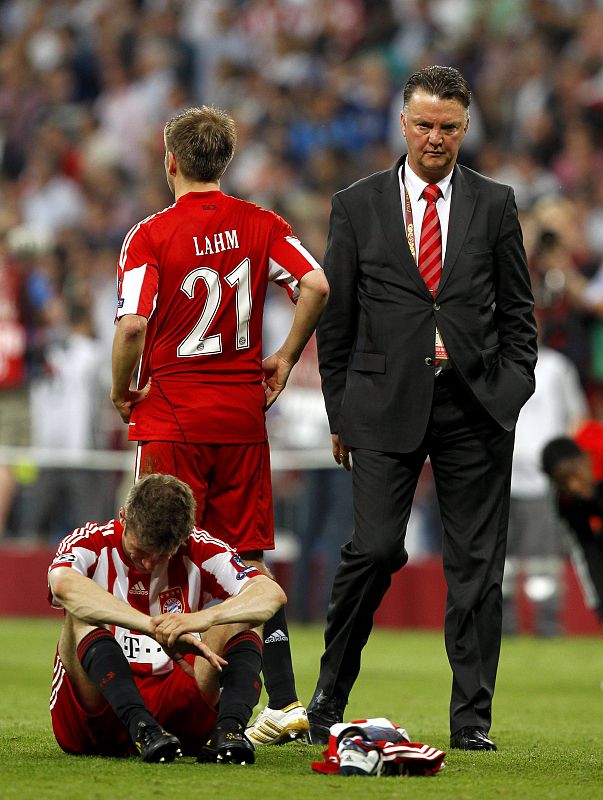 El entrenador holandés del Bayern de Múnich Louis van Gaal permanece junto a Thomas Mueller y Philipp Lahm.