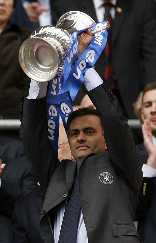 Mourinho levantó la FA Cup con el Chelsea en 2007.
