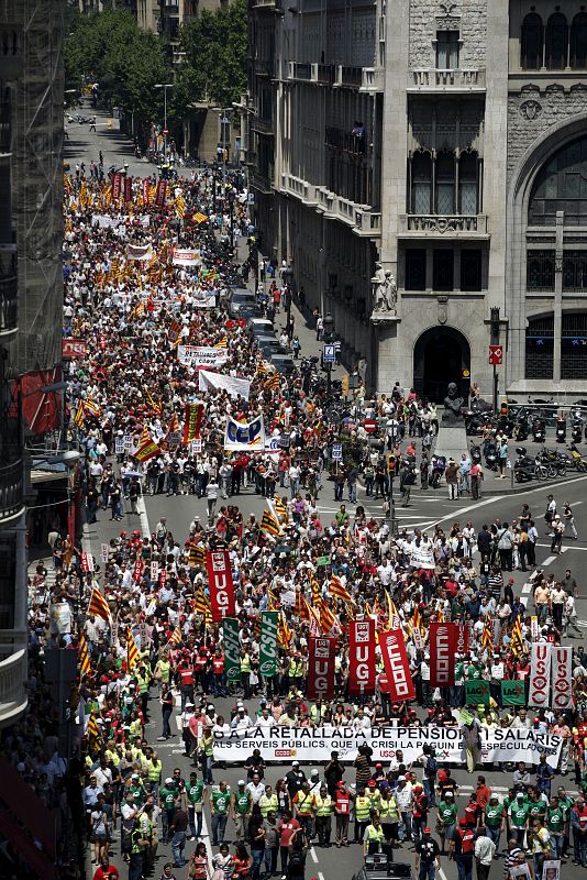 UNAS 30.000 PERSONAS PROTESTAN CONTRA LOS RECORTES SALARIALES EN BARCELONA