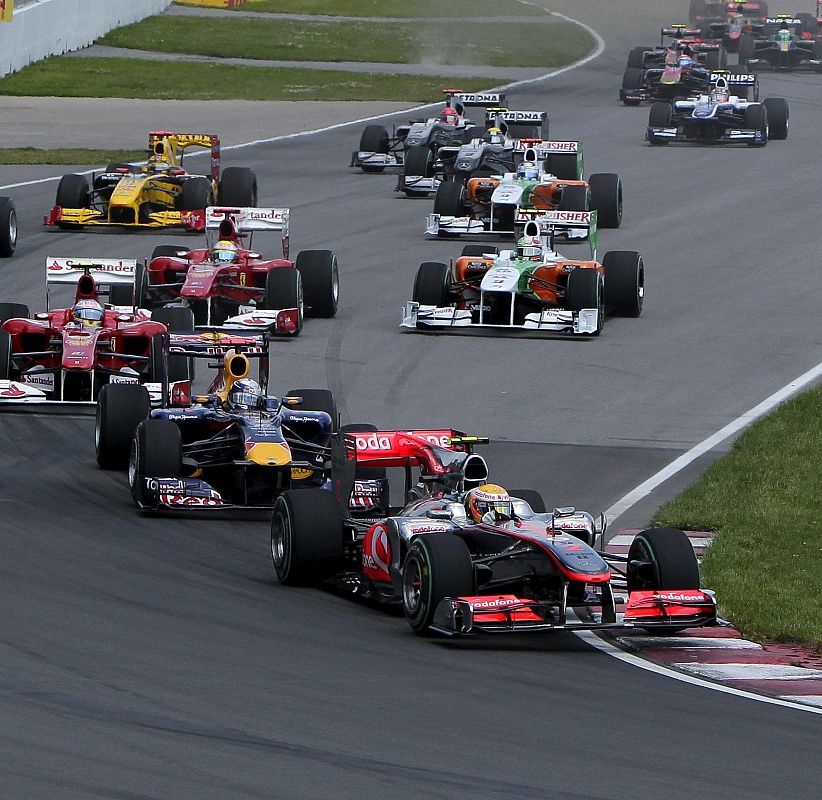 El piloto británico de F1, Lewis Hamilton, (McLaren Mercedes), lidera la carrera del Gran Premio de Canadá.