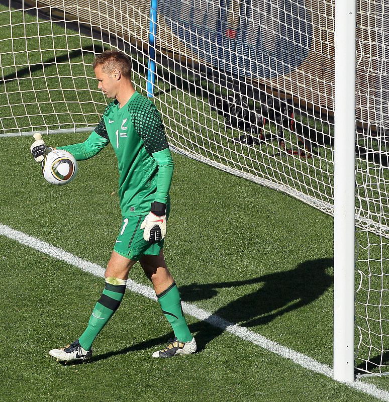 Desolación del meta Paston tras el gol de Eslovaquia.