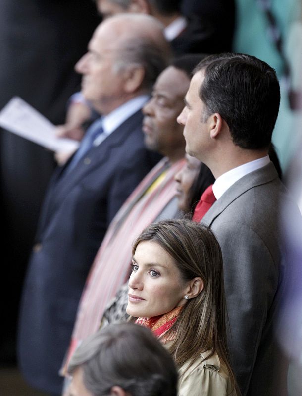 Los príncipes de Asturias, don Felipe y doña Letizia, se han desplazado hasta Durban para animar a la selección española en el primer partido de España ante Suiza.