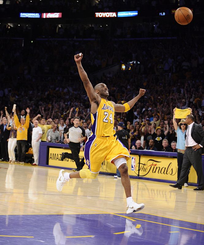 Kobe Bryant celebra tras la victoria del equipo ante los Celtics de Boston.
