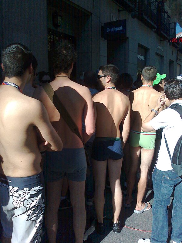 La mayor parte de los que han logrado vestirse gratis han sido jóvenes