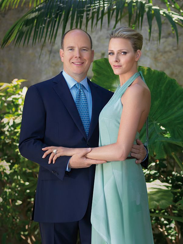 Foto oficial del compromiso entre el Príncipe Alberto de Mónaco y Charlene Wittscock.
