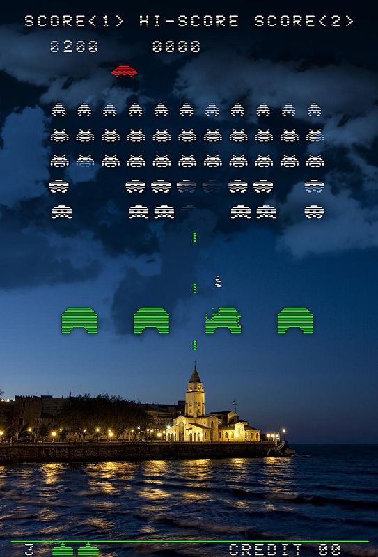 Los 'marcianitos' llueven sobre la Iglesia de San Pedro en Gijón. Esta es una de las 50 fotografías que se reparten por la ciudad y en la que los videojuegos se mimetizan con el entorno urbano.