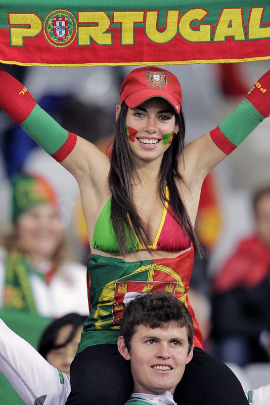 Aunque es invierno en Sudáfrica, esta seguidora portuguesa desafía el frio para apoyar a los suyos con un bikini con los colores de la bandera de Portugal.