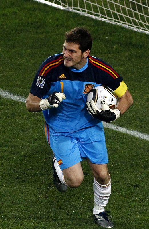 Casillas celebra su parada