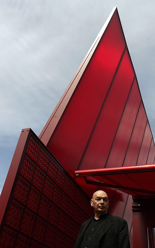 Jean Nouvel posa en la Galería Serpentine en Hyde Park, su única obra en Inglaterraillion 2010