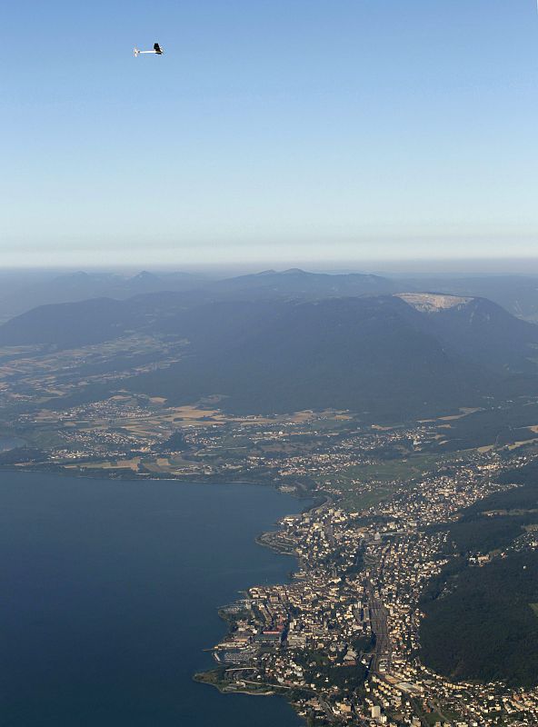El "Solar Impulse" sobrevuela la ciudad de Neuchatel.