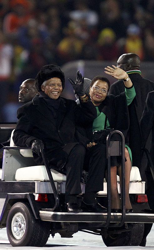 Madiba y su esposa Graca Machel, durante la ceremonia de clausura de la Copa Mundial de 2010 en Johannesburgo