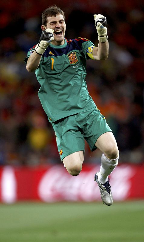 Casillas celebra el gol de su compañero Andrés Iniesta