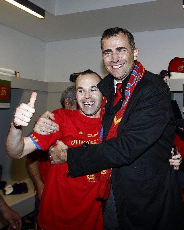 El príncipe Don Felipe abraza a Andrés Iniesta en el vestuario.