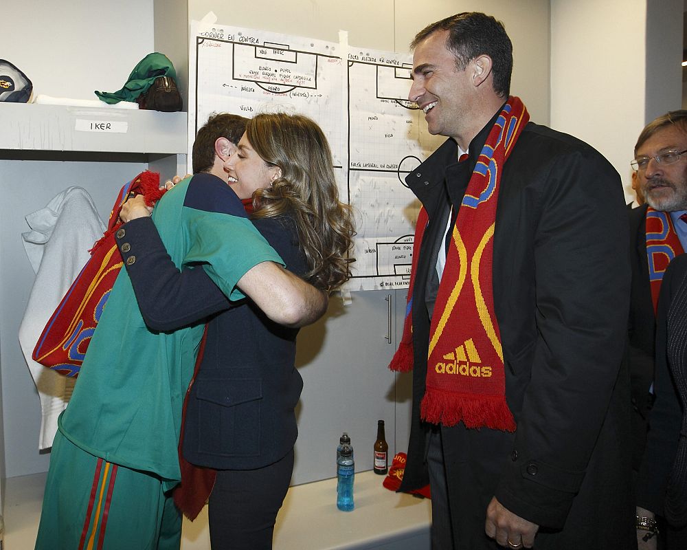 La princesa Letizia en presencia de don Felipe,felicita al guardameta Iker Casillas.