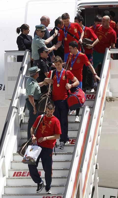 Tras el capitán, el resto de jugadores han bajado del avión con la camiseta de España