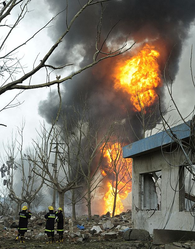 El fuego arrasa la fábrica donde se ha producido la explosión.