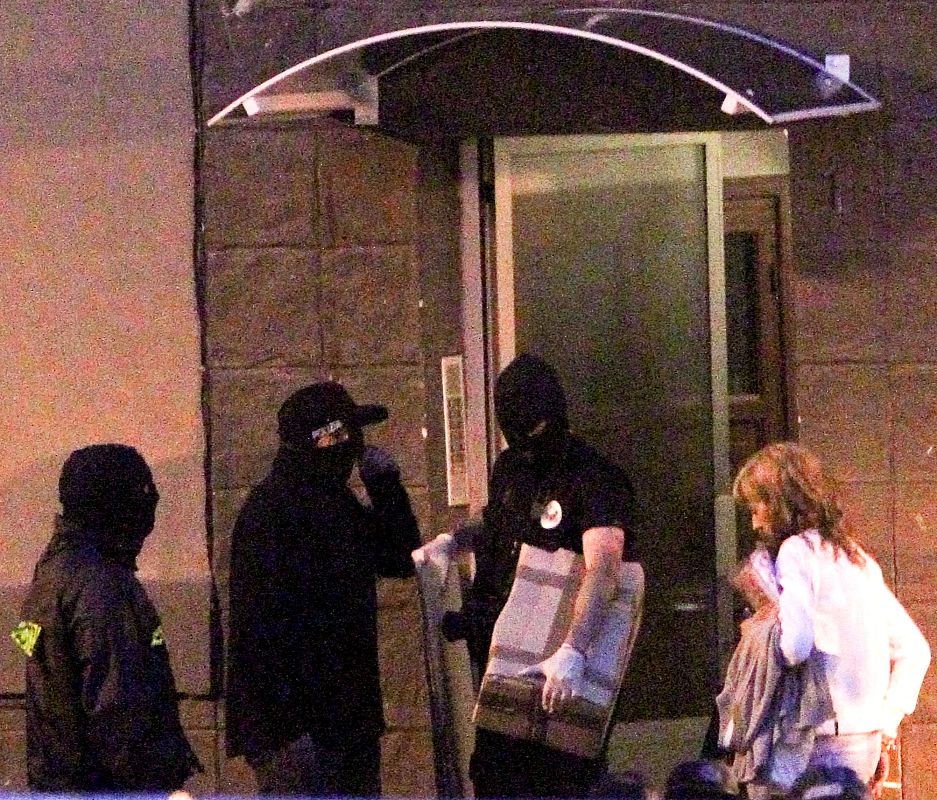 Agentes de la la Ertzaintza trasladan material incautado de la casa de Aguirresarobe