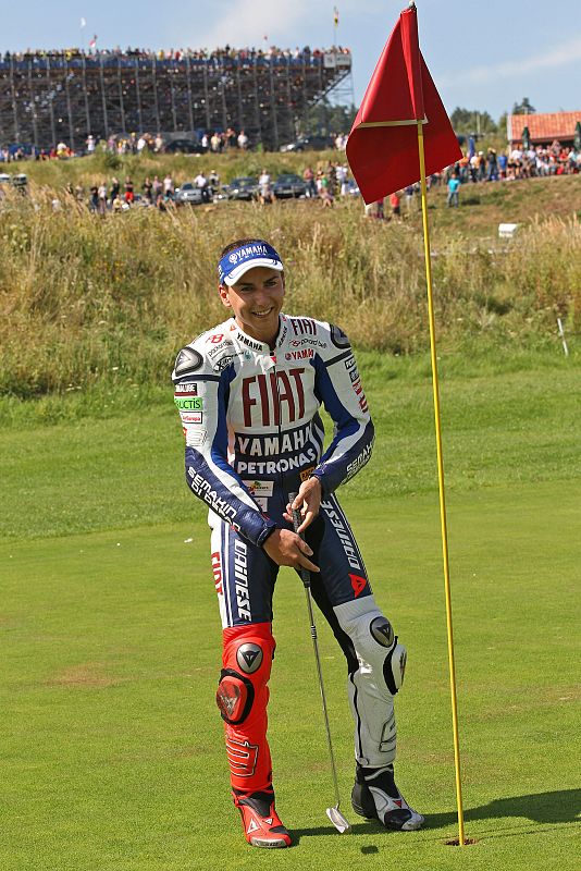 A Jorge Lorenzo le ha costado embocar la bola.