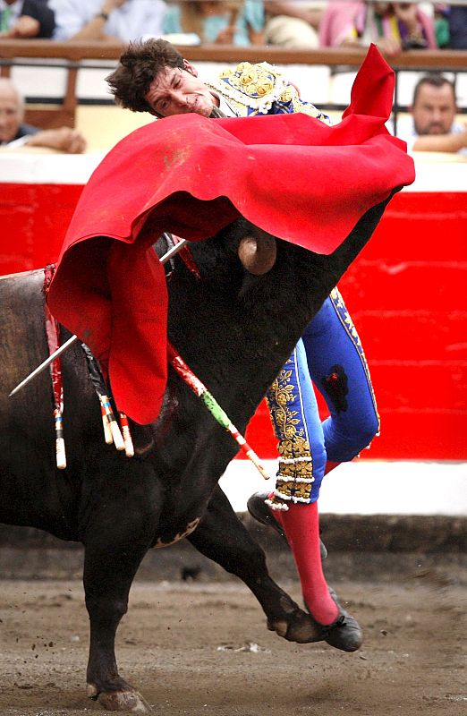 La fuerza del toro ha levantado al diestro del suelo y le ha causado importantes destrozos en su maxilar.