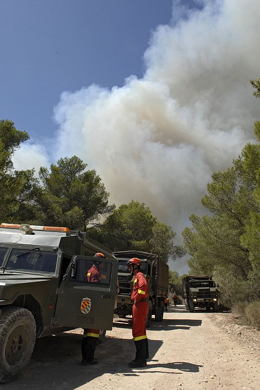 Efectivos de la UME trabajan en la extinción del incendio.