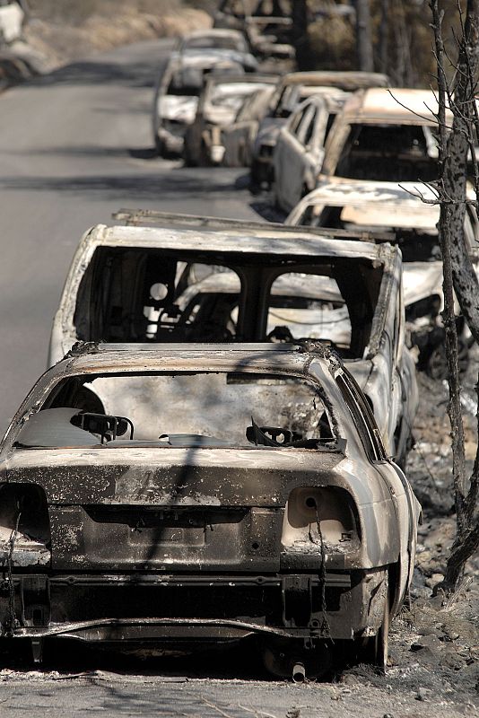 El fuego ha quemado ya cerca de 400 hectáreas y ha dejado a cuatro bomberos heridos.