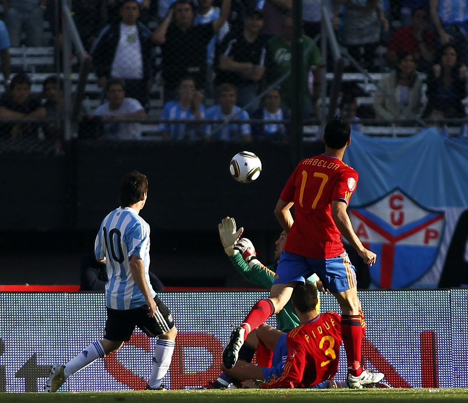 Leo la pica por encima de la salida de Reina (fuera de la imagen). Fue el encargado de abrir la goleada
